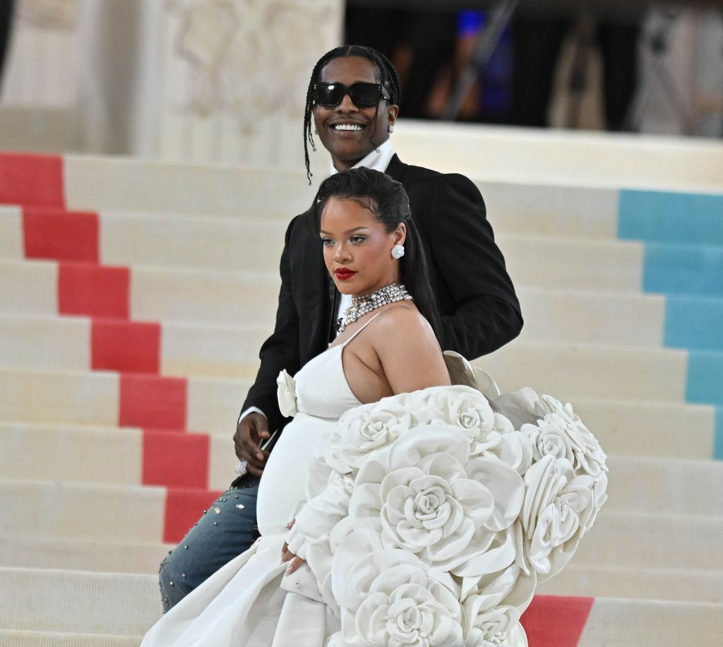 Rihanna y ASAP Rocky en las escaleras del MET en 2023.