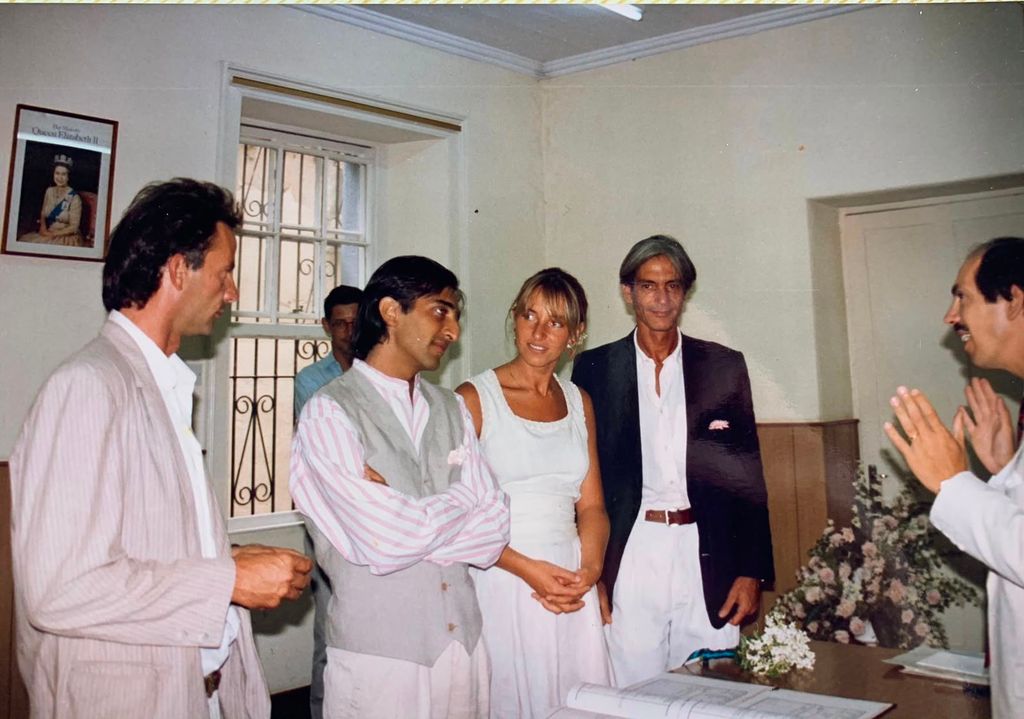 La boda de Mariola Orellana y Antonio Carmona en Gibraltar, en la misma sala en la que se casó John Lennon y Yoko Ono y ante un retrato de la reina Isabel II