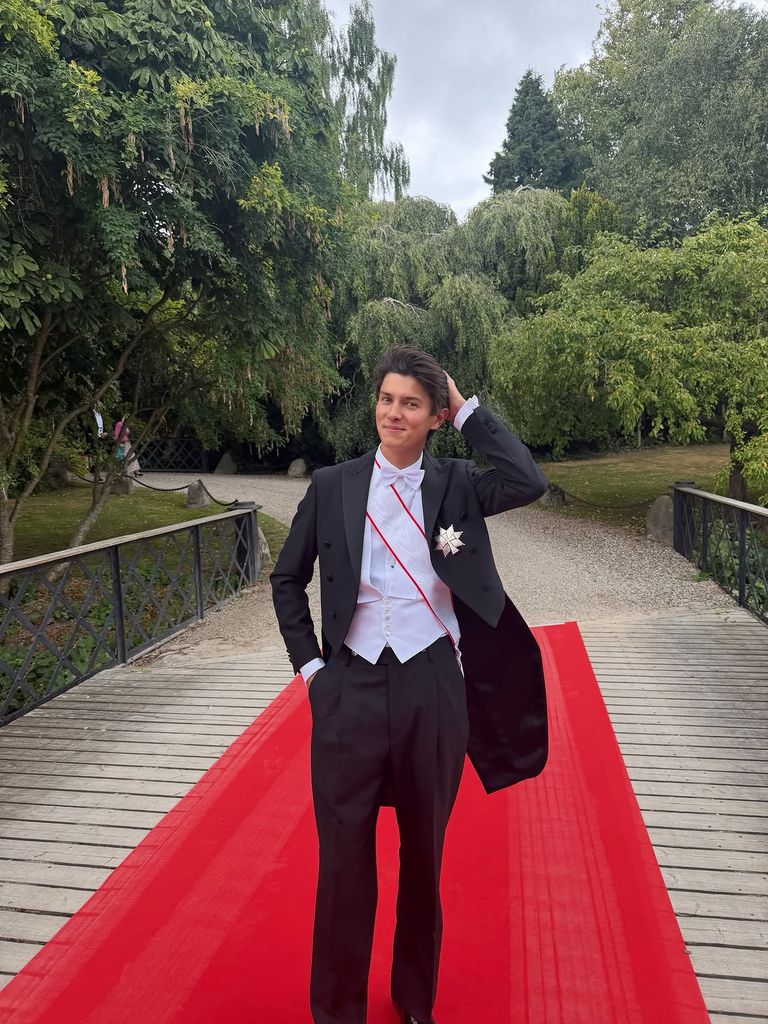 El conde Nicolás en la boda que se ha perfilado como una de las más destacadas del momento