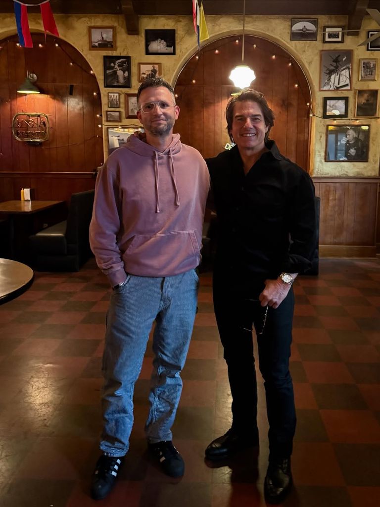Tom Cruise junto a David J. North, showrunner de 'NCIS. Origins'