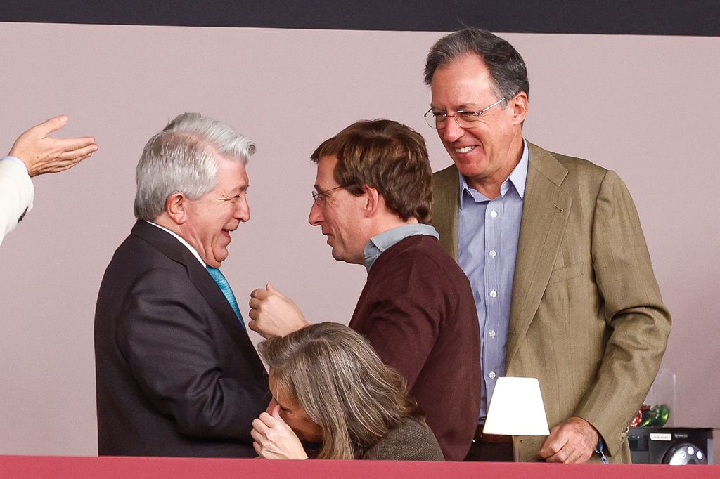 Jose Luis Martínez-Almeida conversando con Enrique Cerezo