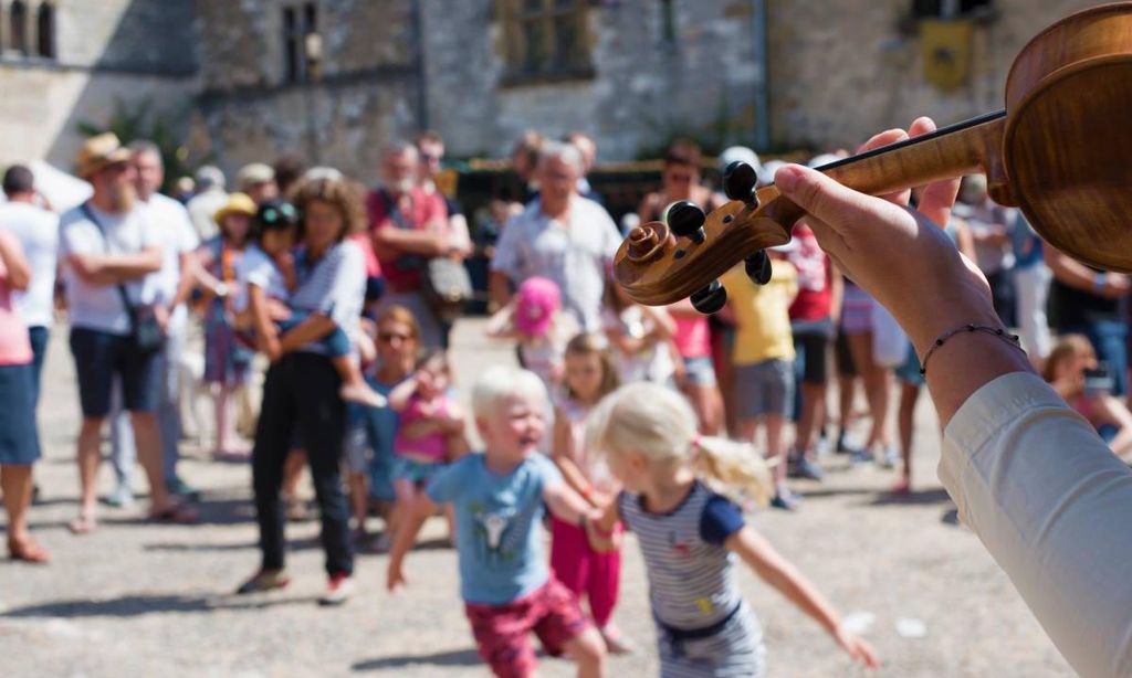 visitar fiestas o ferias tradicionales