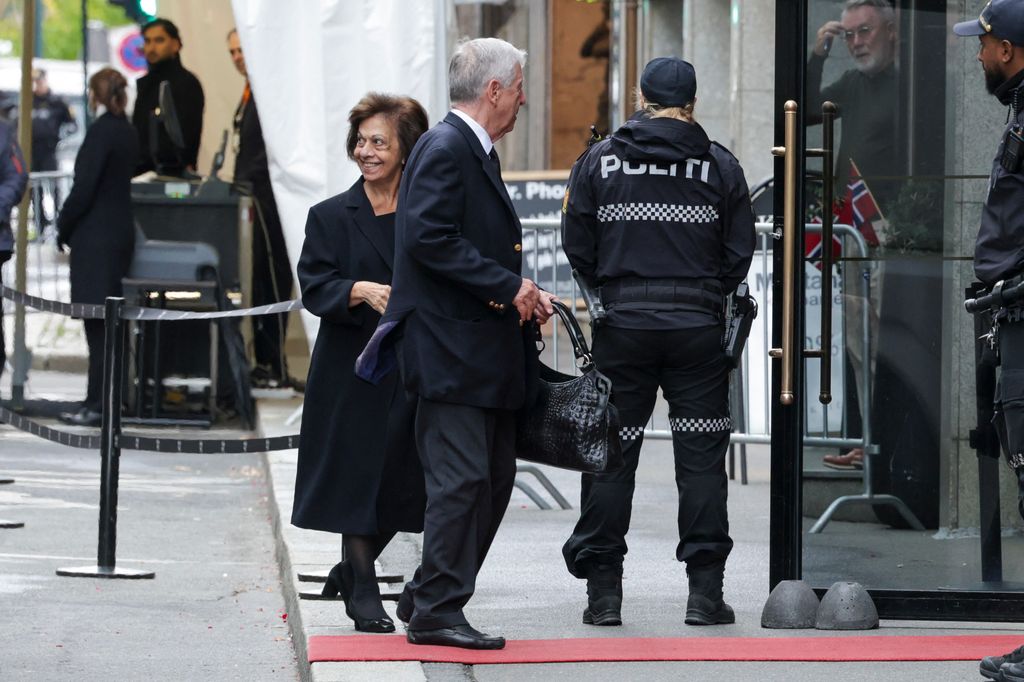 Alejandro y Catalina de Serbia a su llegada al Gran Hotel de Oslo donde se alojarán en la víspera del funeral de Harald V