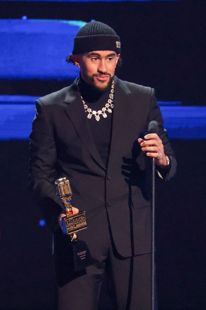 Bad Bunny en los Billboard Latin Music Awards 2023 con un collar que superaba los 7.5 millones de dólares. 