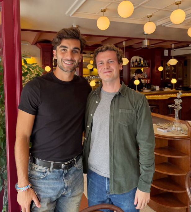 Ferran Torres, en Rosario, junto a Adrien Delrue, uno de los dueños.