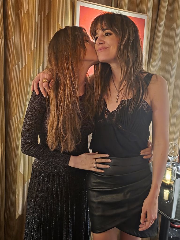 Sara Carbonero, muy cariñosa con Isabel Jiménez durante la celebración del cumpleaños