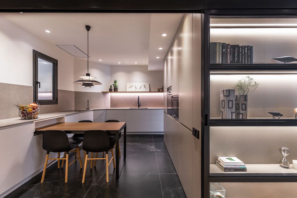 Cocina con mesa de desayunos.