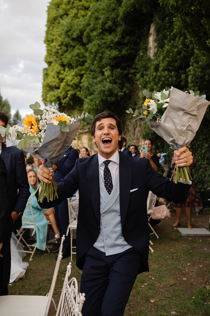 Juan Matute con los ramos de novia
