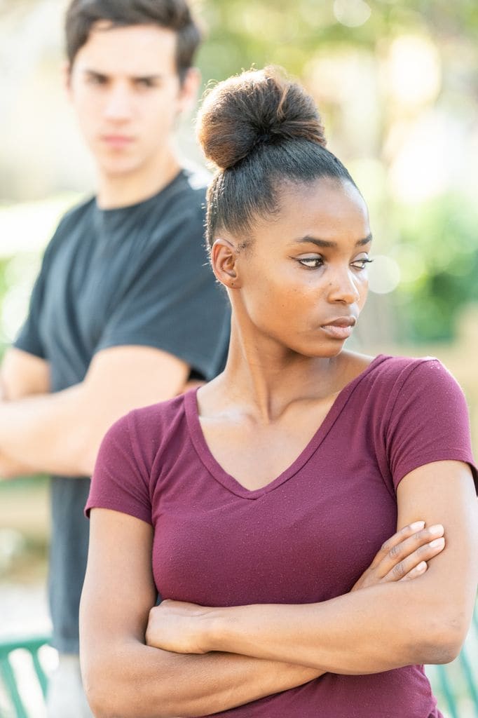 chica brazos cruzados enfadada novio