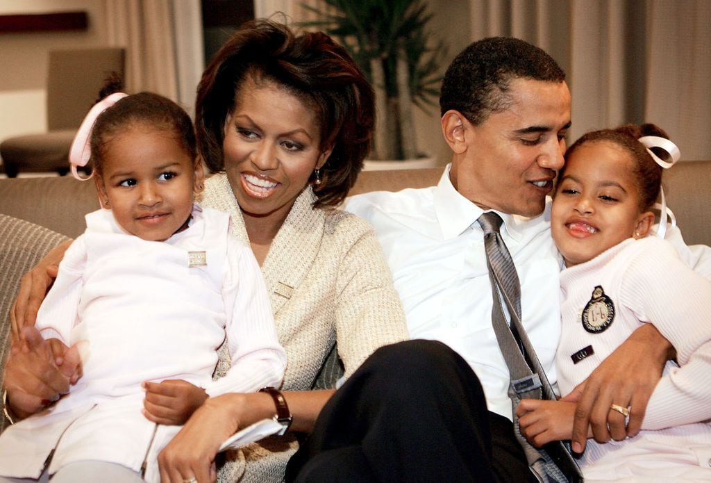 Michelle y Barack Obama con sus hijas 