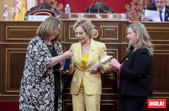 Ana Rosa Quintana junto a Maite Araluce, presidenta de la Asociación de Víctimas del Terrorismo (derecha) y la secretaria del Senado Cristina Ayala (izquierda)