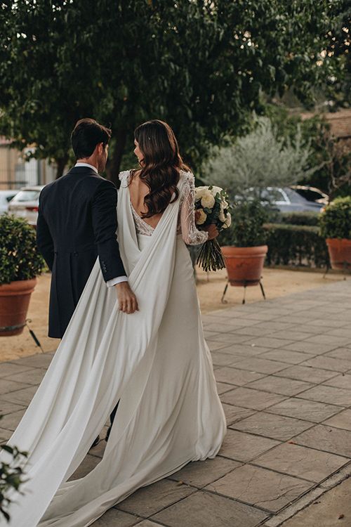 Look de novia con capa