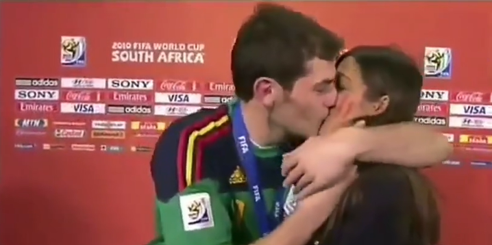 El momentazo del Mundial 2010: el beso de Iker Casillas a Sara Carbonero