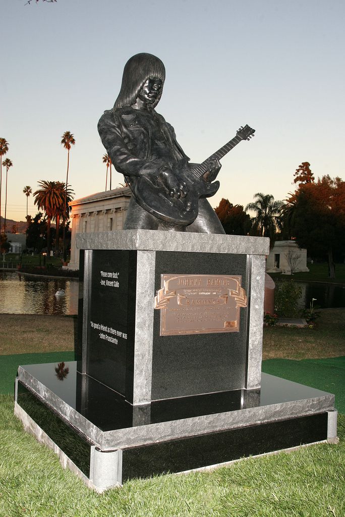 La estatua de Johnny Ramone