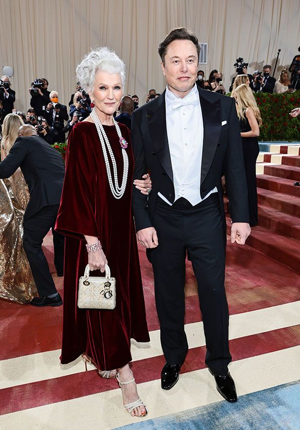 Elon Musk junto a su madre Maye Musk