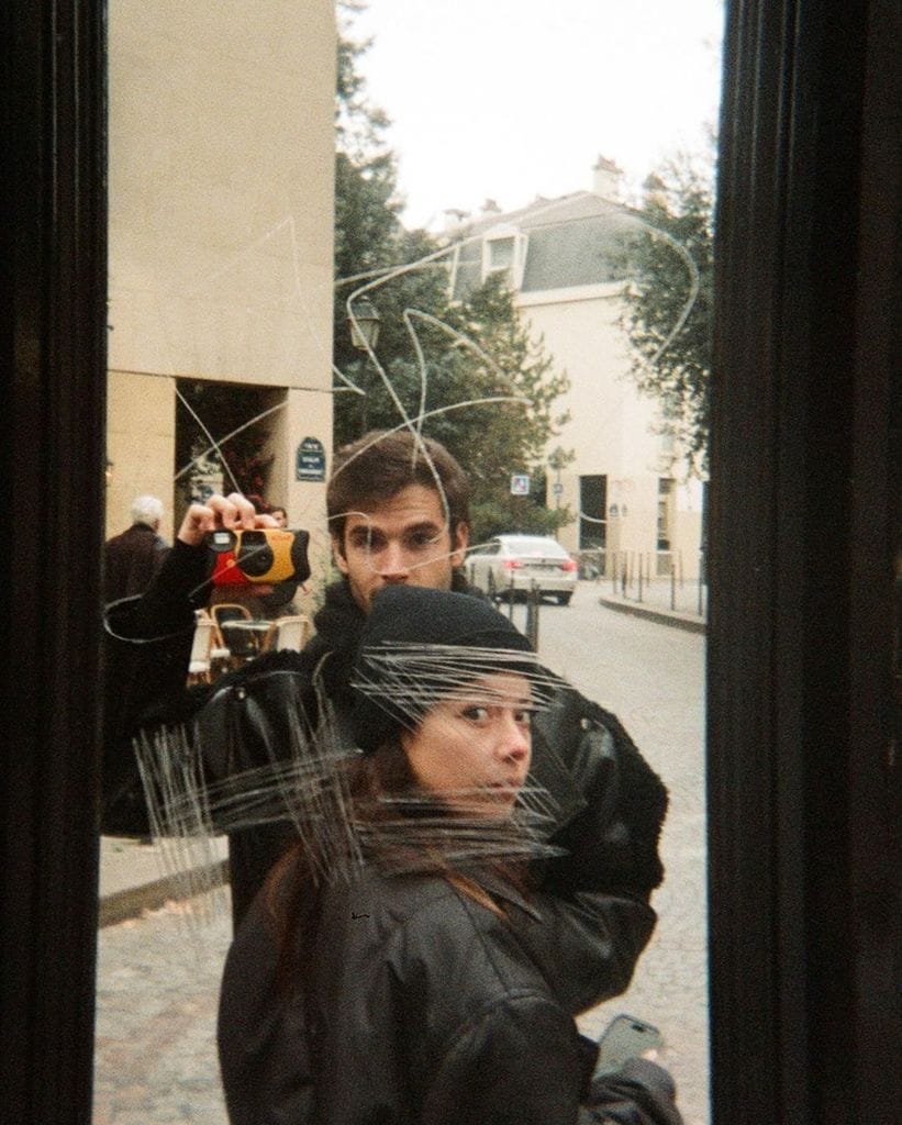 Foto en el reflejo de un portal de Álvaro Mel y Anna Castillo