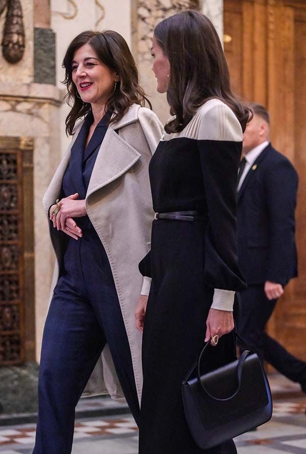 Doña Letizia estrena un favorecedor mono victoriano de pantalón 'culotte'