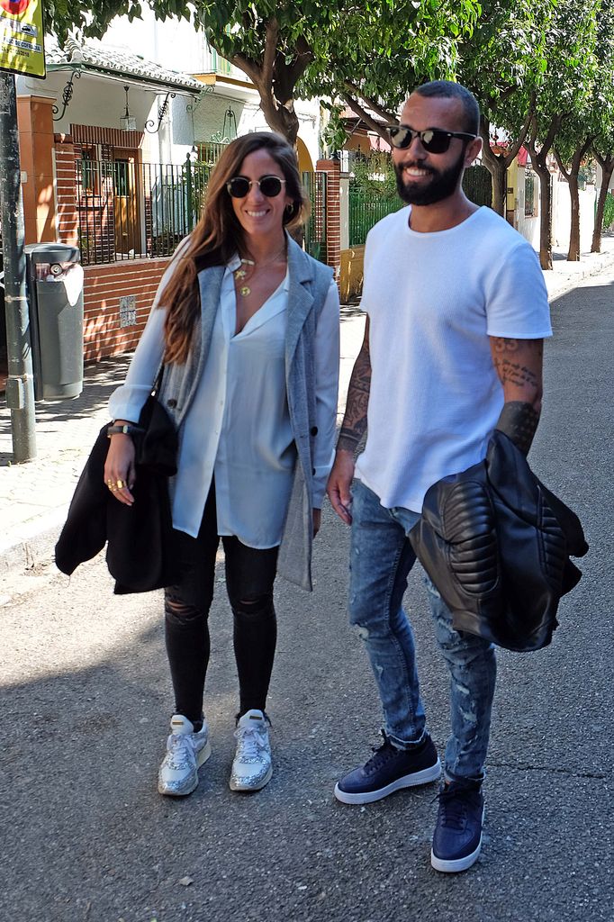 Plano entero de Anabel Pantoja y Omar Sánchez paseando por Sevilla