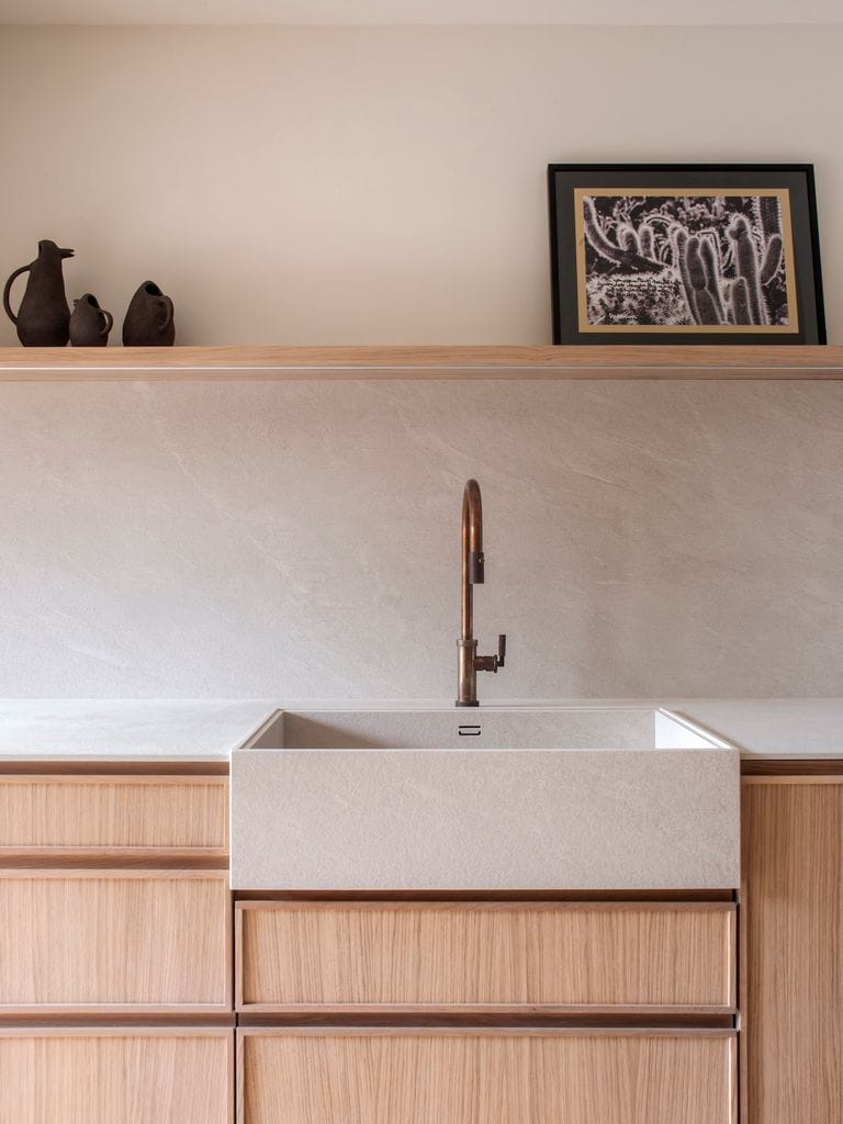 Cocina con encimera y antepecho del mismo material. 