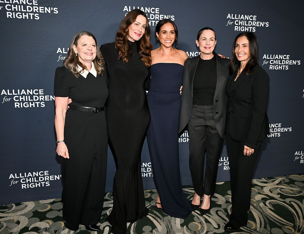 Jennifer L. Braun, Kelly McKee Zajfen, Meghan Markle, Katherine Pope y Leslie Gilbert-Lurie en la gala benéfica