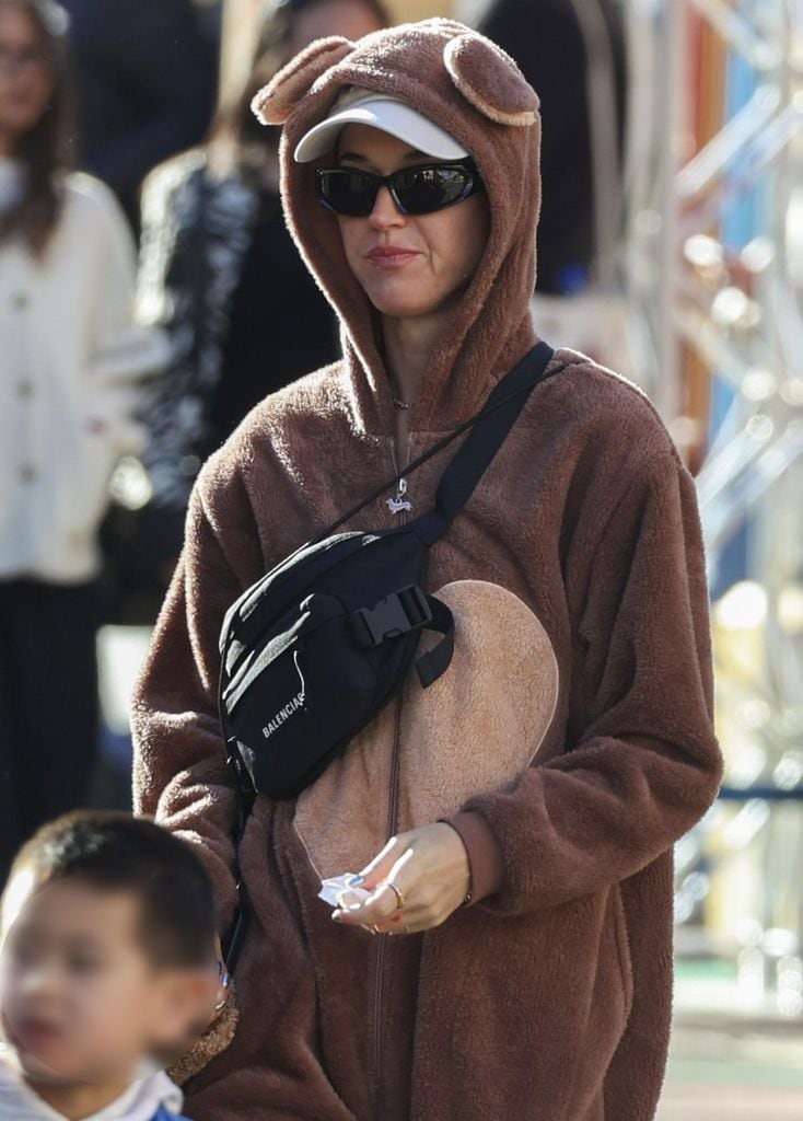 Katy Perry es captada con su hija en un parque de diversiones en Australia, en medio de los rumores de su separación con Orlando Bloom.