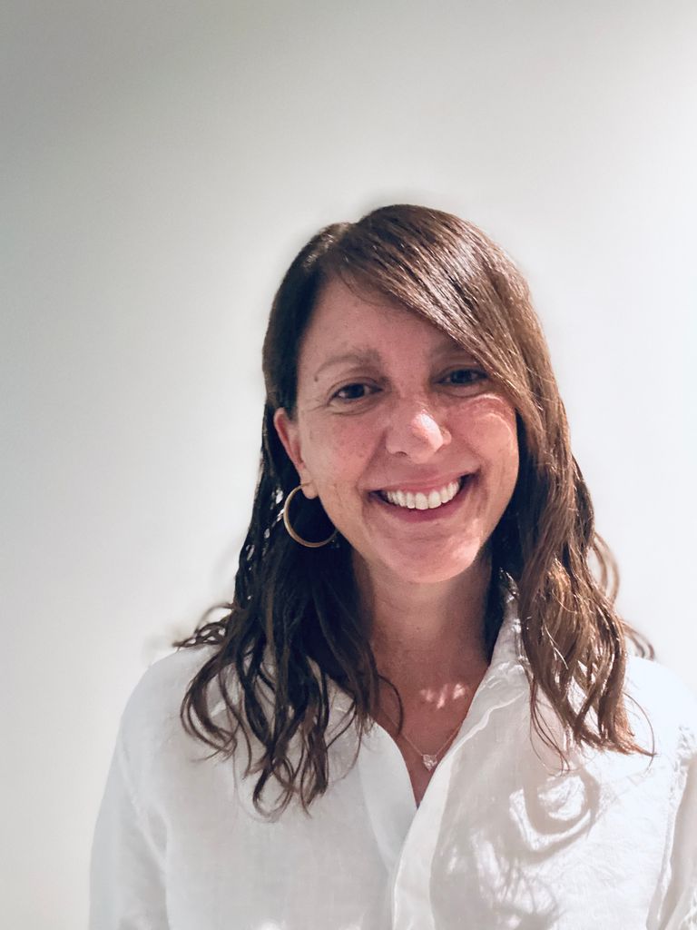 Ana González, psicóloga sanitaria especializada en neurodesarrollo y directora de Busca & Encuentra, plataforma diseñada para conectar a familias y personas con condiciones del neurodesarrollo.