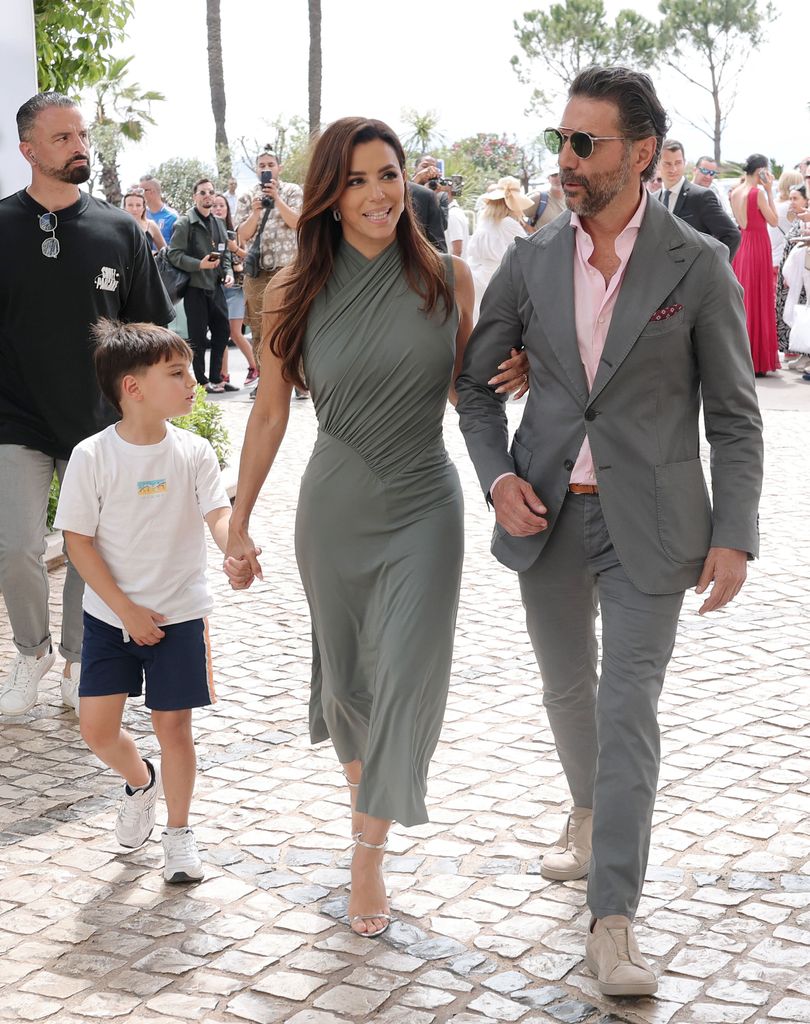 Eva Longoria, Pepe Bastón y su hijo Santiago, en mayo pasado.