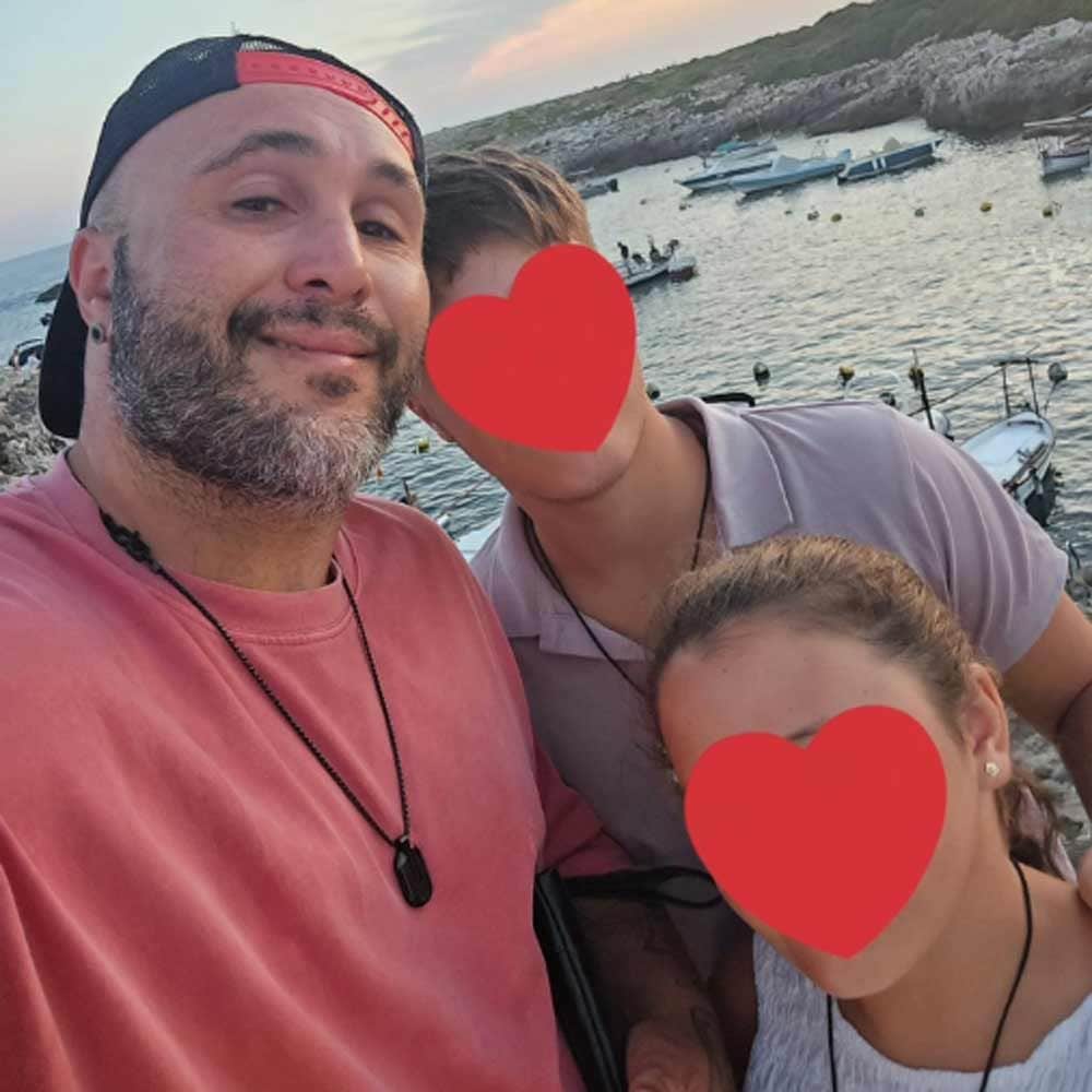 Kiko Rivera con sus dos hijos mayores durante las vacaciones