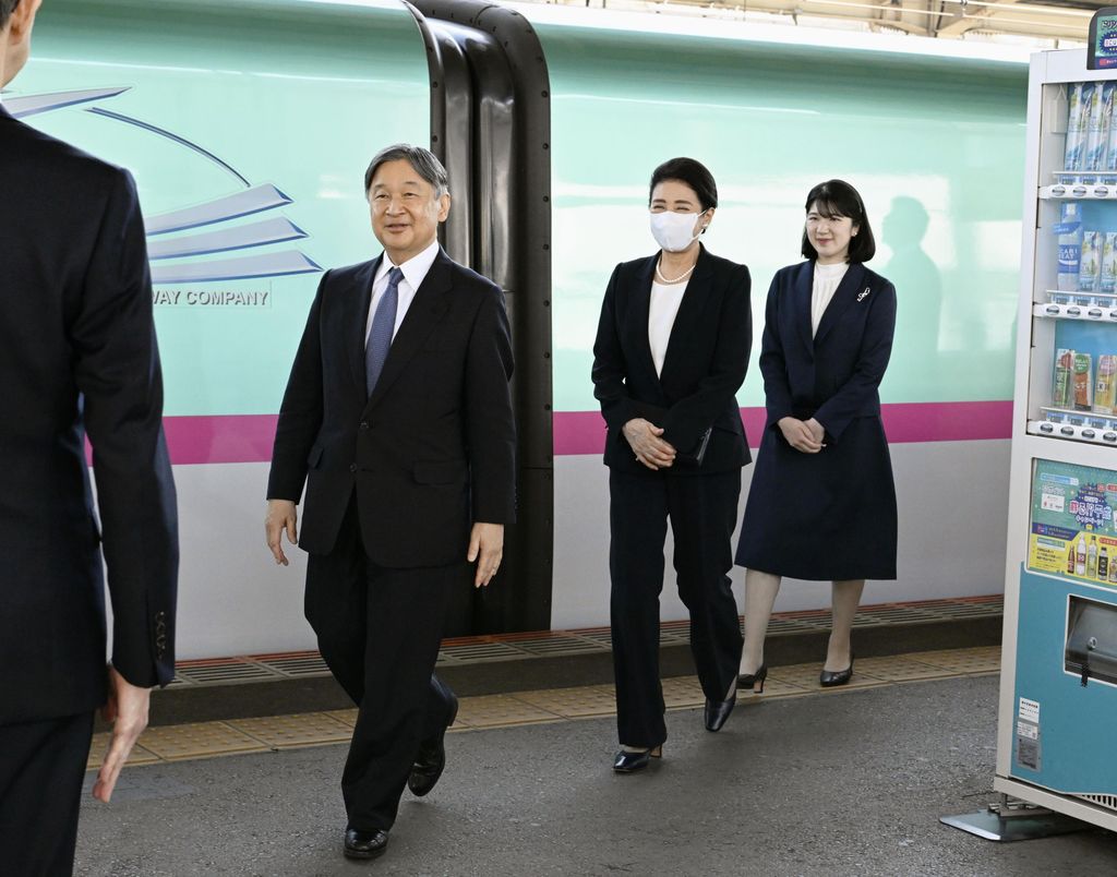 Los emperadores Naruhito y Masko con su hija Aiko en su  visita a Fukushima