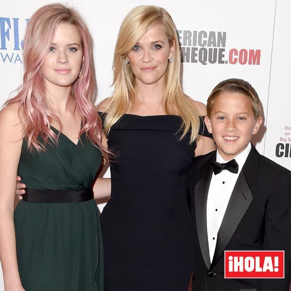 La actriz posó sobre la alfombra roja acompañada de sus dos hijos mayores, Ava, de 16 años, y Deacon Phillippe, de 12, fruto de su primer matrimonio con el actor y productor Ryan Phillippe
