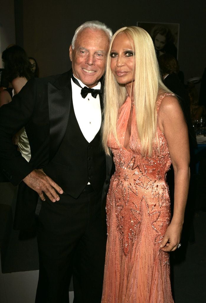 Donatella Versace también le rindió tributo a Giorgio Armani y se refirió a él como un 'gigante'.