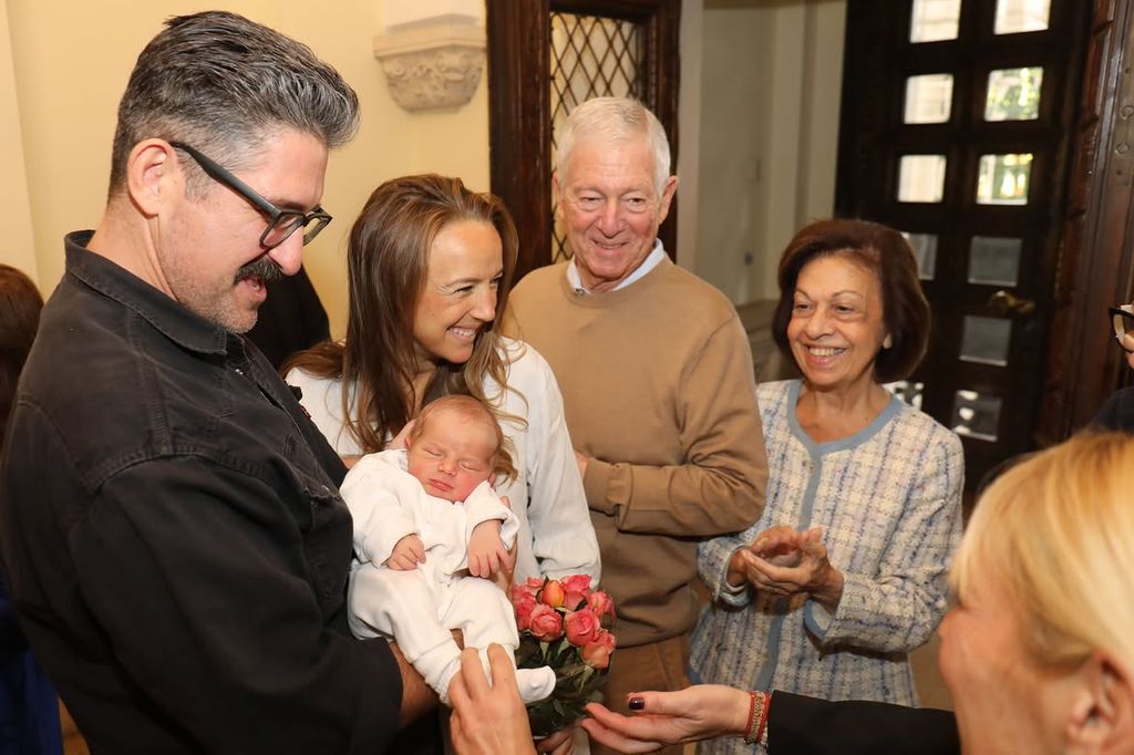 El jefe de la Casa Real de Serbia y la princesa Katherine posan llenos de orgullo y ternura al conocer a su nuevo nieto, el príncipe Marko Aleksandar