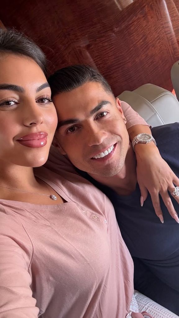 Georgina Rodríguez se dejó ver sumamente enamorada de Cristiano Ronaldo, mientras lucía su espectacular anillo de compromiso