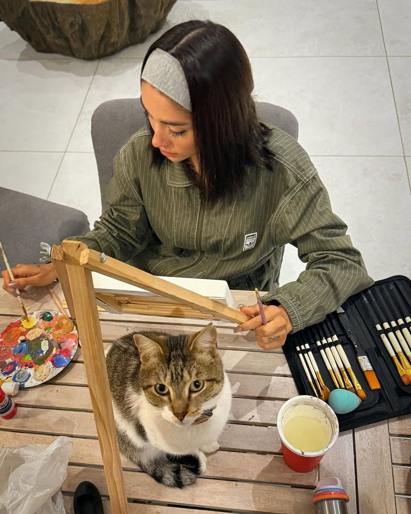 La cantante ha dejado salir su lado creativo a través de la pintura