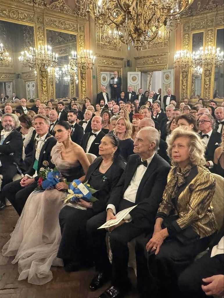 Adriana Abascal junto a Manuel Filiberto de Saboya en el acto previo a la cena