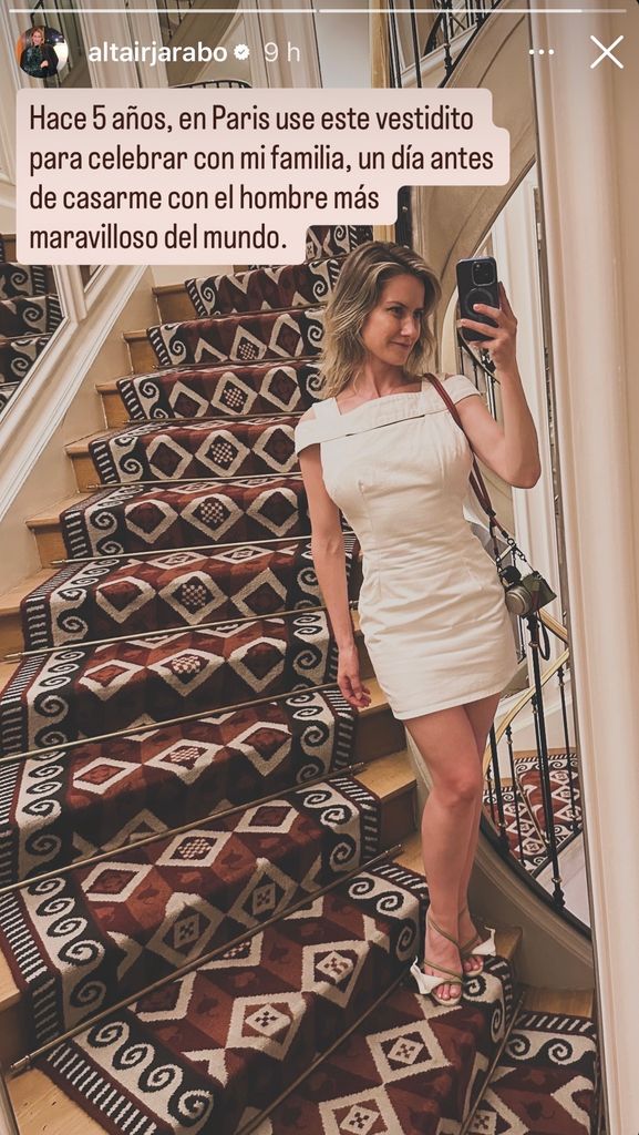 Altair Jarabo compartió una foto usando el mismo vestido con el que celebró una pequeña reunión con su familia, antes de su boda hace ya cinco años. 