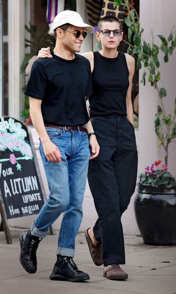 HO4134 Rami Malek y Emma Corrin