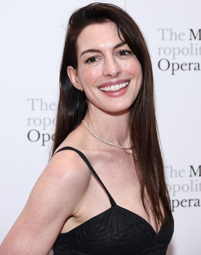 Anne Hathaway sorprende sin maquillaje en la alfombra roja