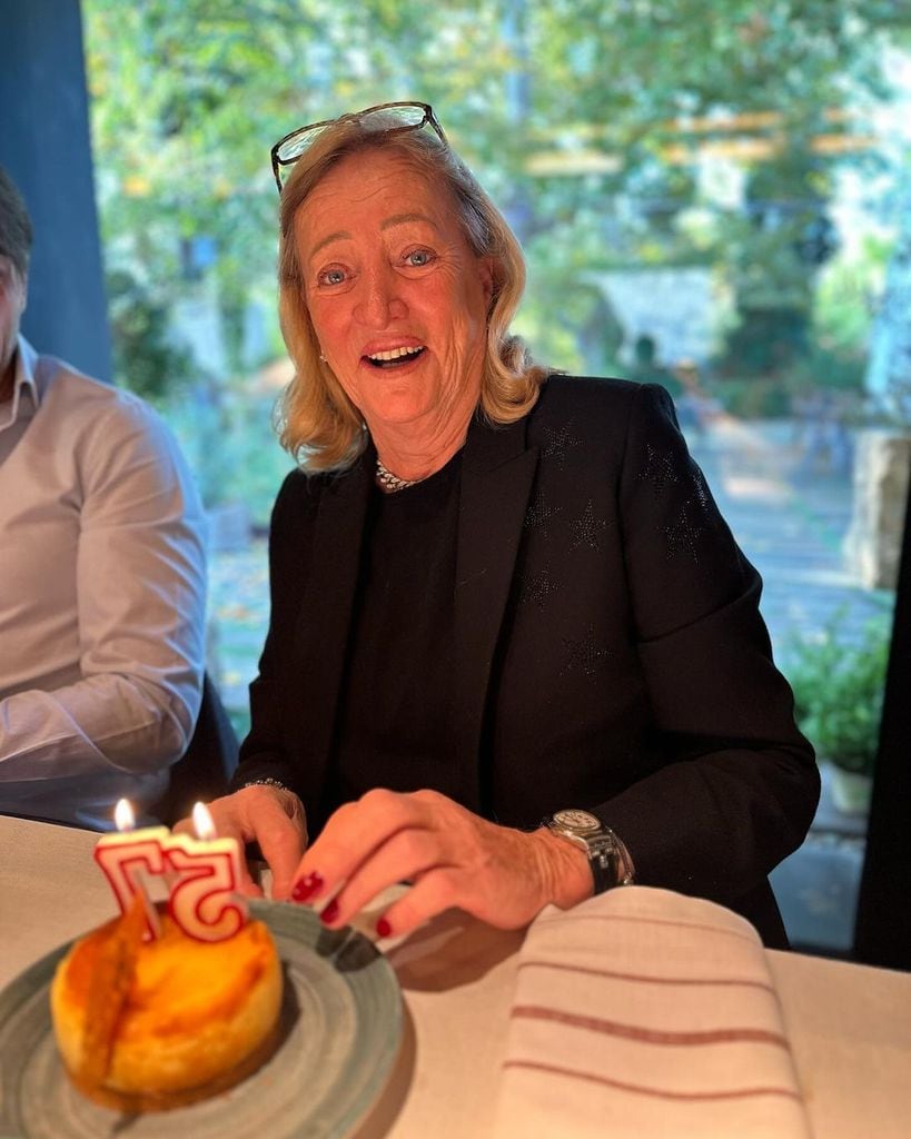 Plano medio de Marianne Sandberg con una tarta por su cumpleaños