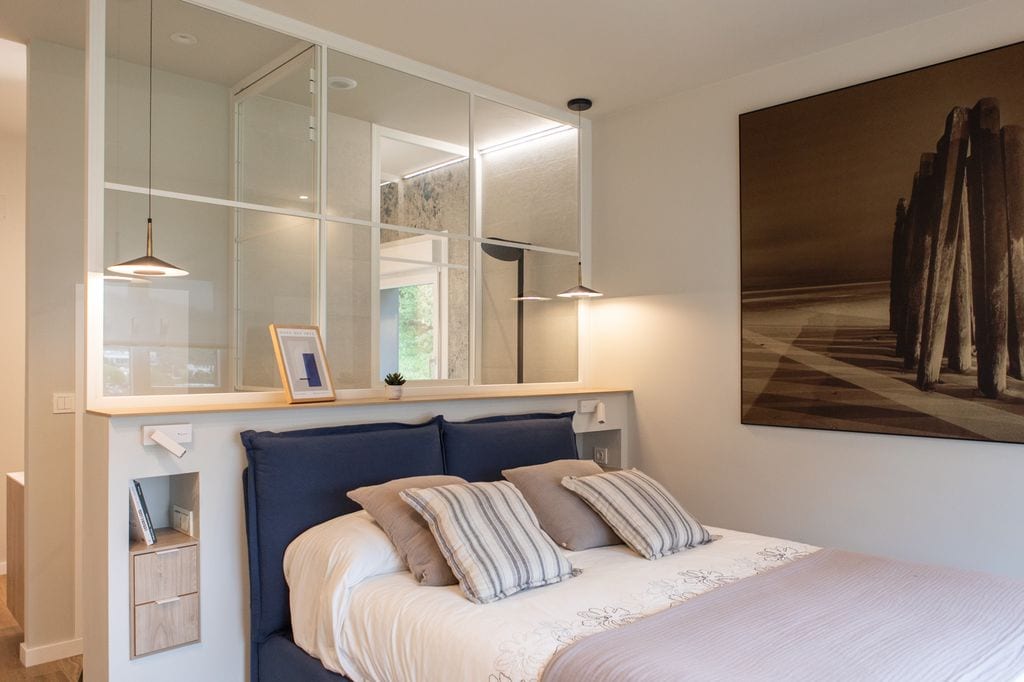 Dormitorio con pared acristalada a media altura. 