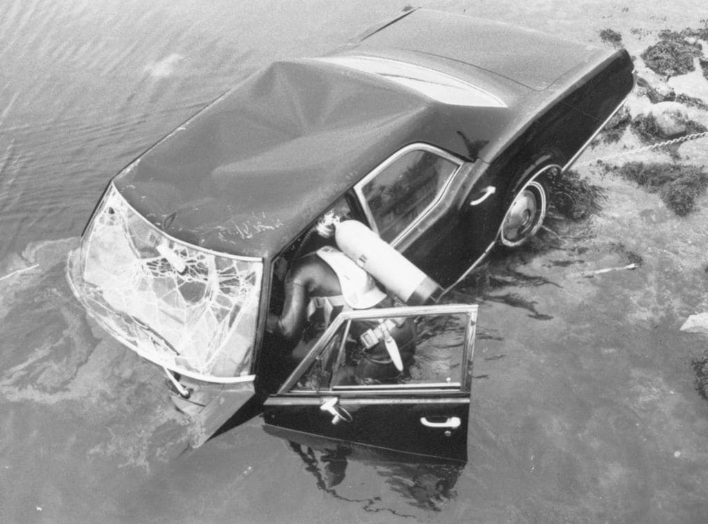 Imágenes del coche en el que viajaba Ted Kennedy y Mary Jo Kopechne después del accidente que le costó la vida a la joven secretaria y que el senador reportó diez horas después de que hubiera sucedido