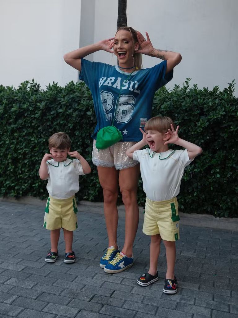 Ana Lídia Guimaraes con sus hijos