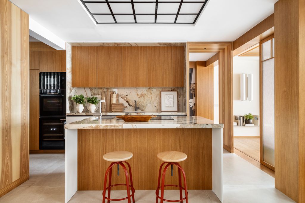 Cocina con muebles de madera
