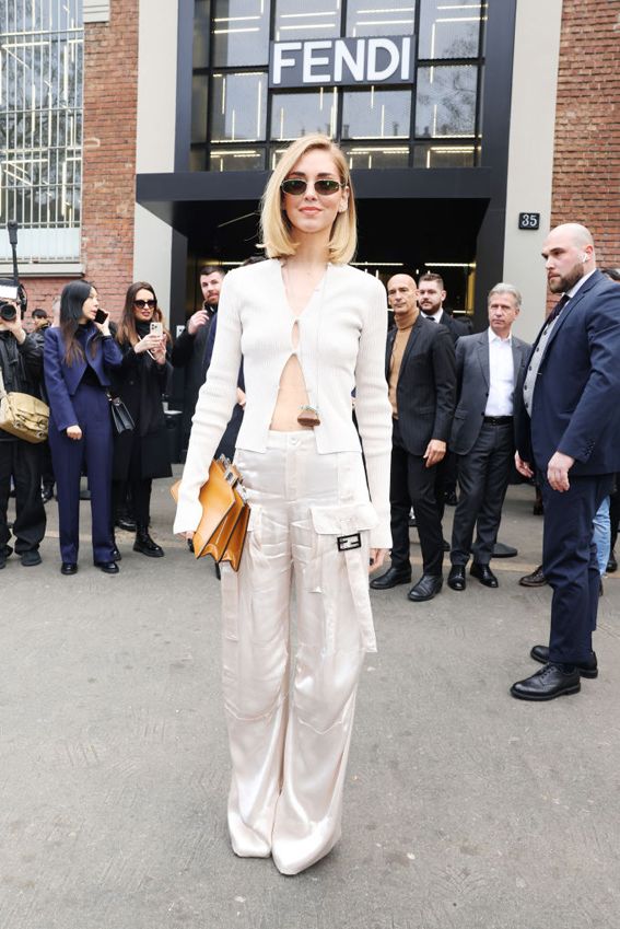 Aitana en el 'front row' de Fendi con su look de botas de charol flúor