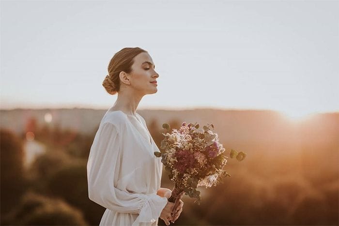 novia con ramo de flores