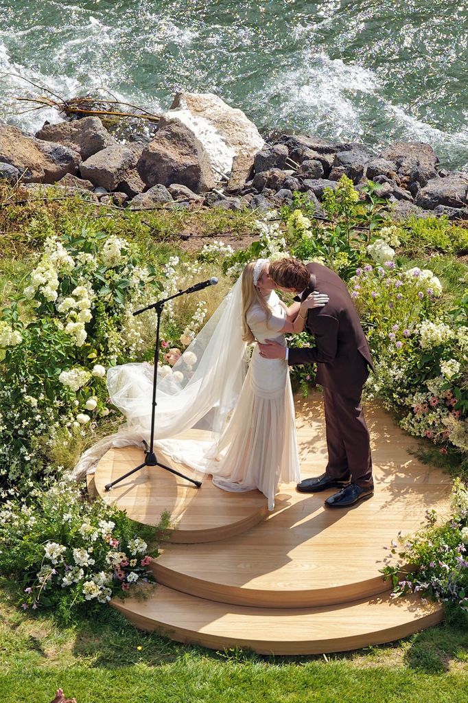 Emma Roberts y Cody se funfieron en un efusivo beso tras ser declarados marido y mujer.