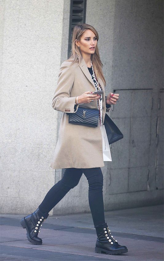 Alba Carrillo andando por la calle 