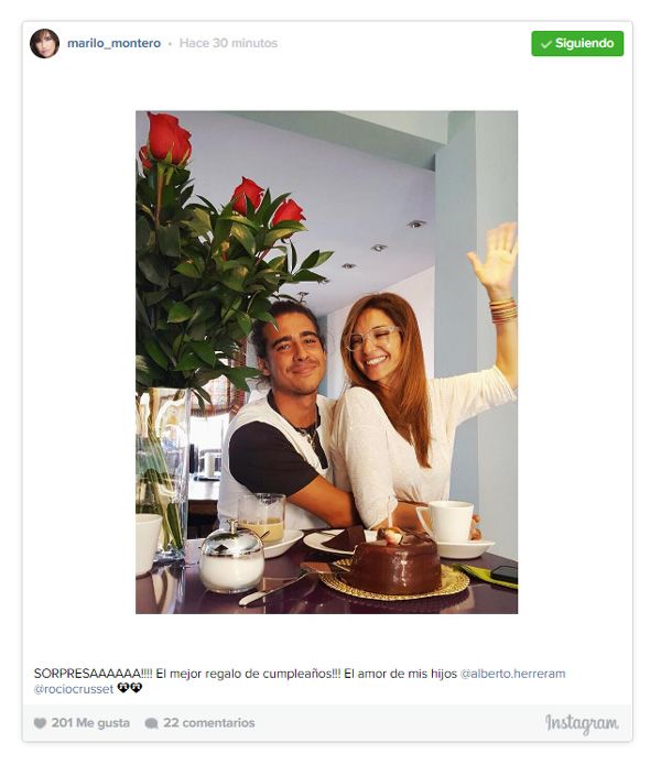Dejando a un lado la polémica, Mariló Montero tiene por delante un día de celebración. La periodista pasará su cumpleaños en Madrid, a juzgar por la imagen que ha compartido en Instagram su hijo Alberto. "🌹🌹🌹 para la más bonita de todas. Felíz cumple Má ❤️", ha escrito. Mariló, por su parte, ha publicado esta fotografía con el siguiente texto: "SORPRESAAAAAA!!!! El mejor regalo de cumpleaños!!! El amor de mis hijos"
