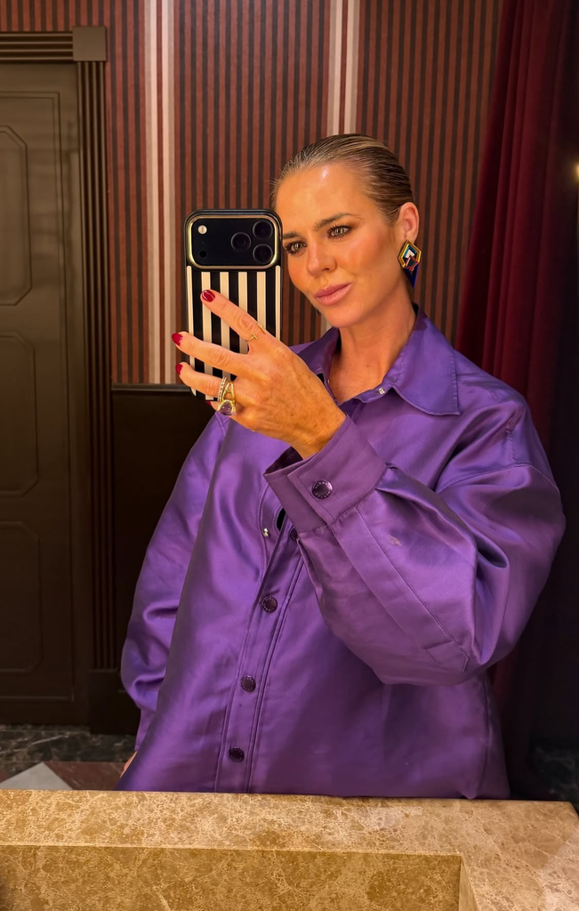 Amelia Bono con camisa 'oversize' de color púrpura