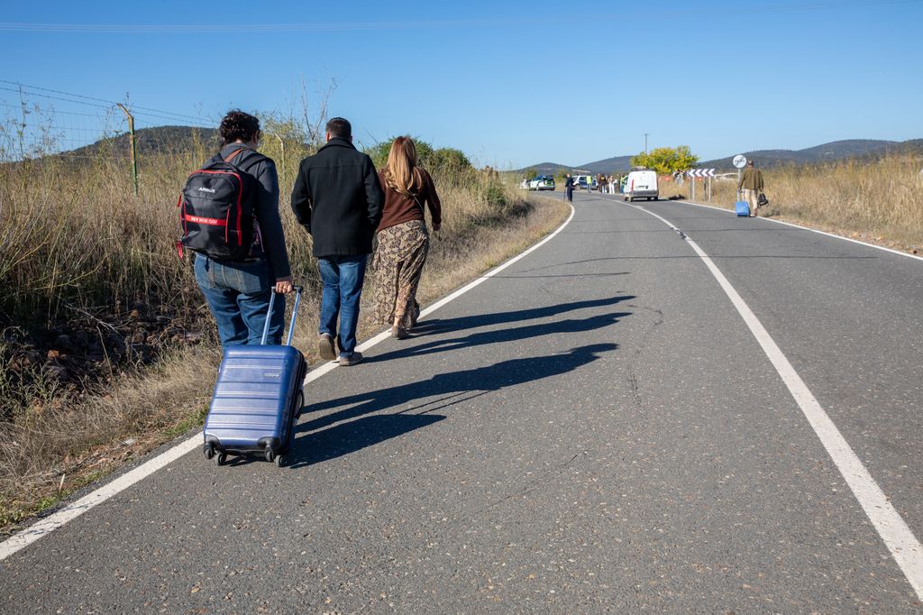 Varias personas con maletas se alejan del lugar del accidente, a 28 de octubre de 2026, en Urda, Toledo, Castilla-La Mancha